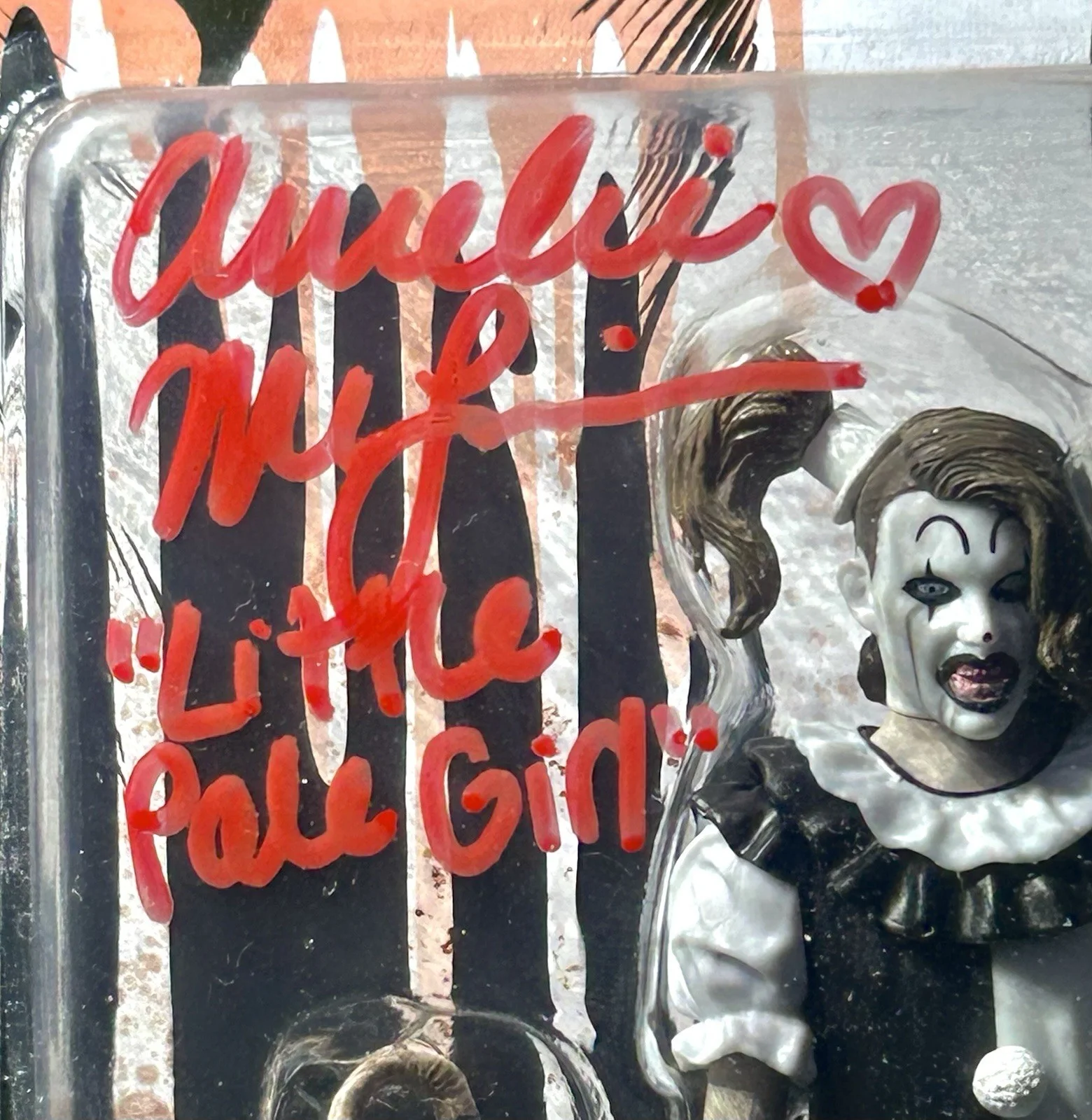 Amelie Mclain — Amelie Mclain Signed Terrifier Little Pale Girl Figure Art The Clown (JSA COA), изображение 3