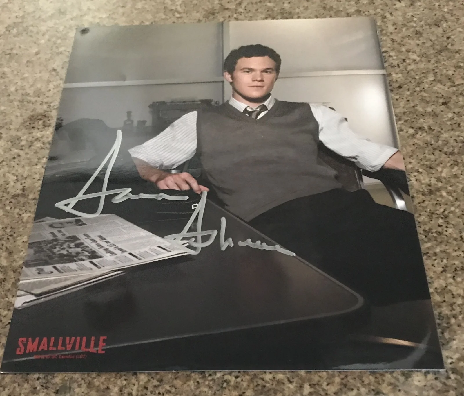Aaron Ashmore — ORIG SIGNED AARON ASHMORE SMALLVILLE JIMMY OLSEN SIGNED 8x10 COLOR PHOTO W/COA, изображение 2