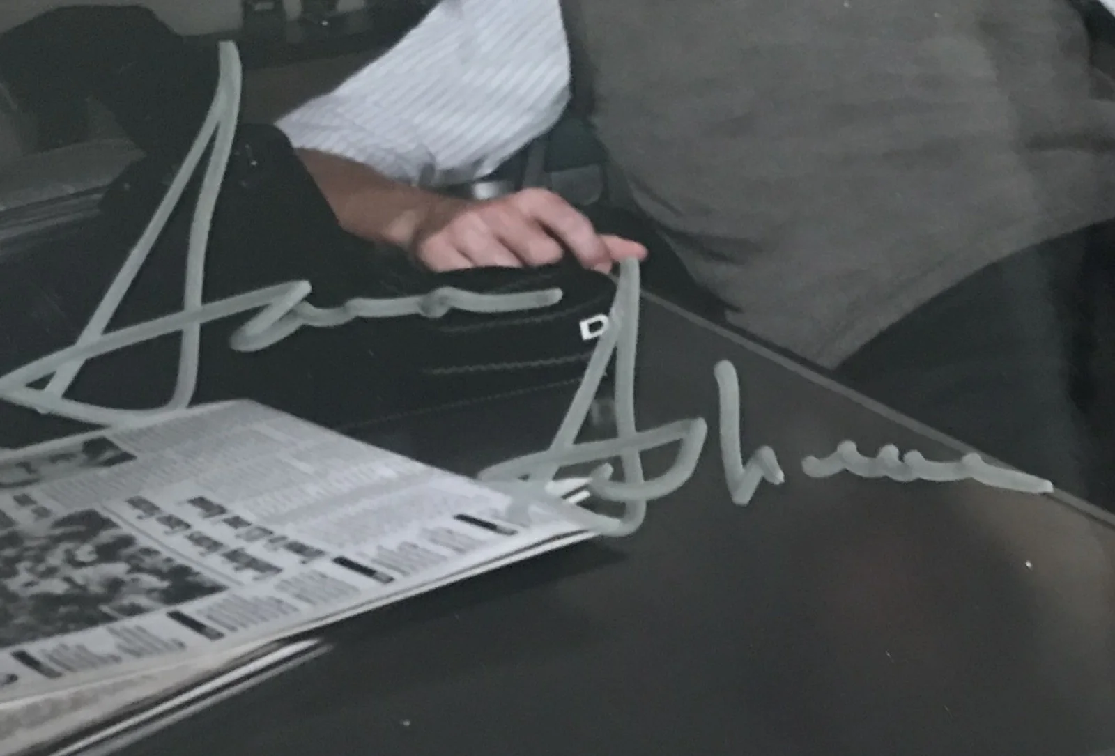 Aaron Ashmore — ORIG SIGNED AARON ASHMORE SMALLVILLE JIMMY OLSEN SIGNED 8x10 COLOR PHOTO W/COA, изображение 4