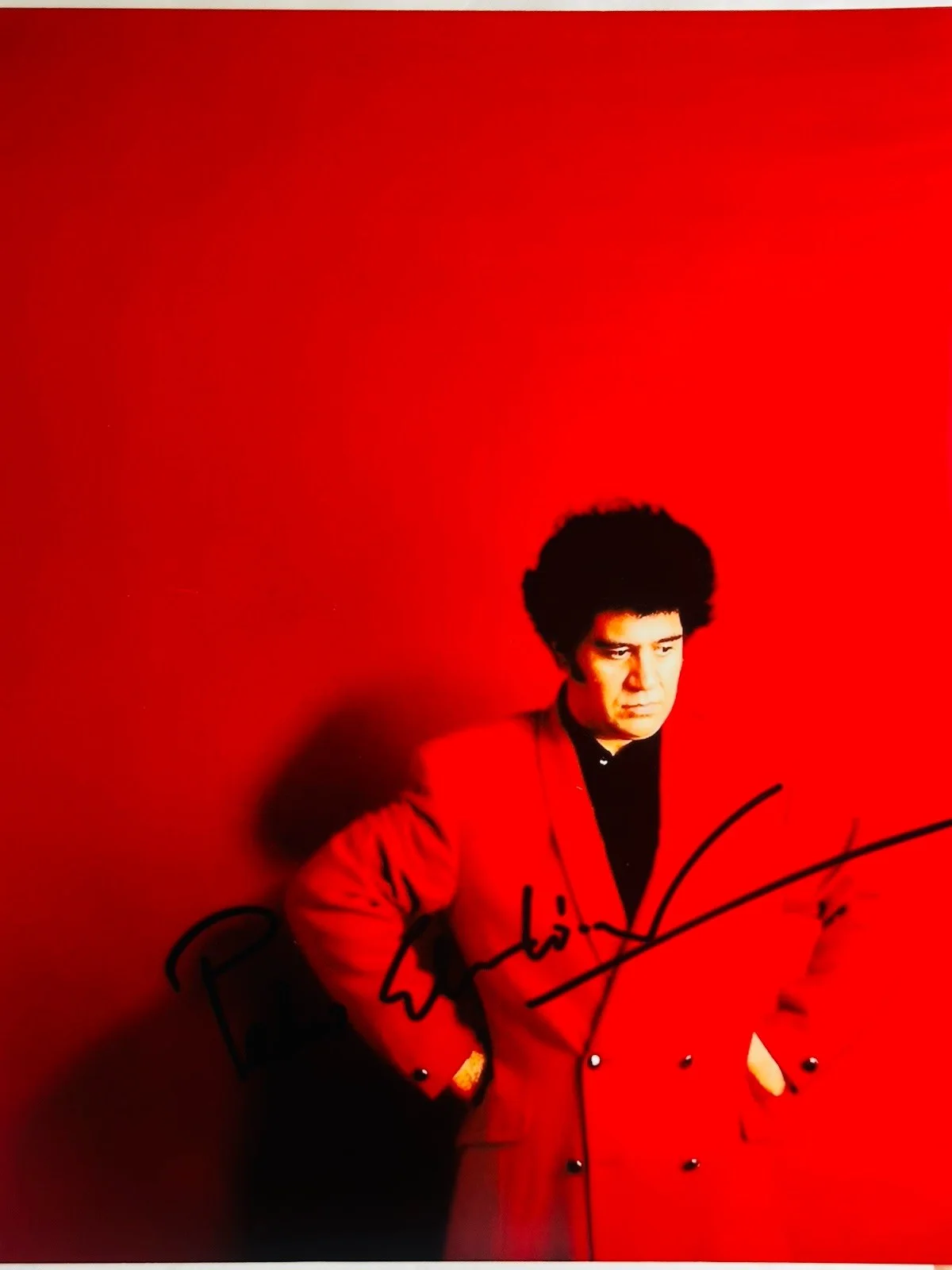 Pedro Almodovar — Pedro Almodovar signed 8x10 photo. Director Volver, Talk To Her, Julieta, image 2