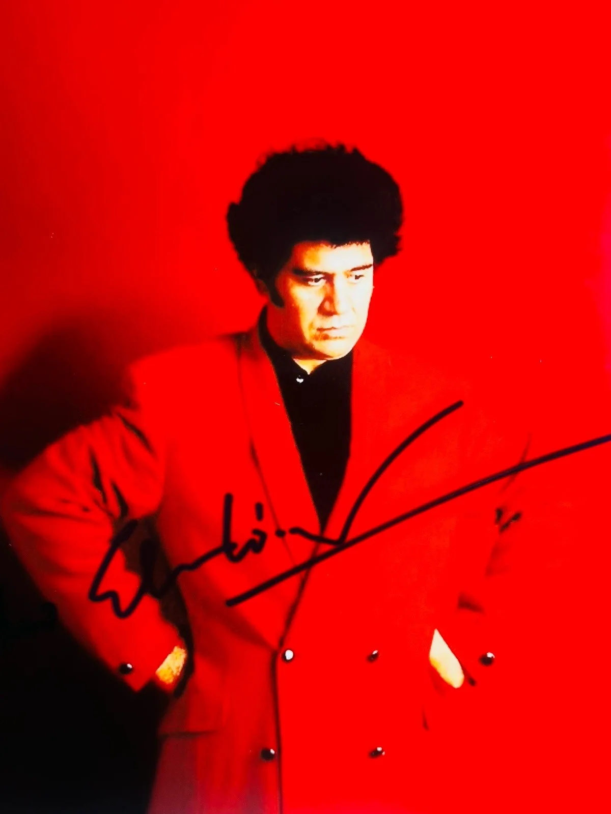 Pedro Almodovar — Pedro Almodovar signed 8x10 photo. Director Volver, Talk To Her, Julieta, image 3