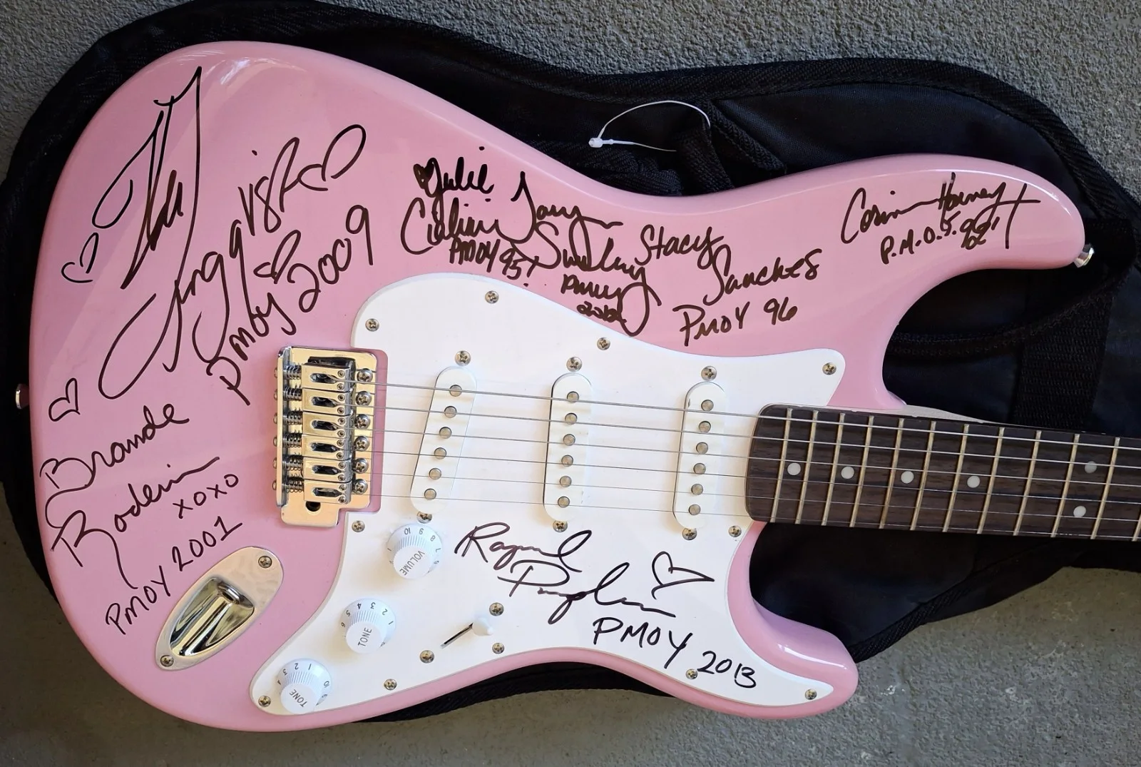 Brande Roderick + Stacy Sanches + 5 PLAYBOY PLAYMATES of the YEAR Signed GUITAR, изображение 3