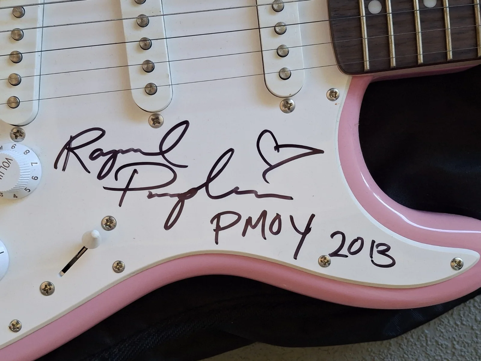 Brande Roderick + Stacy Sanches + 5 PLAYBOY PLAYMATES of the YEAR Signed GUITAR, изображение 5