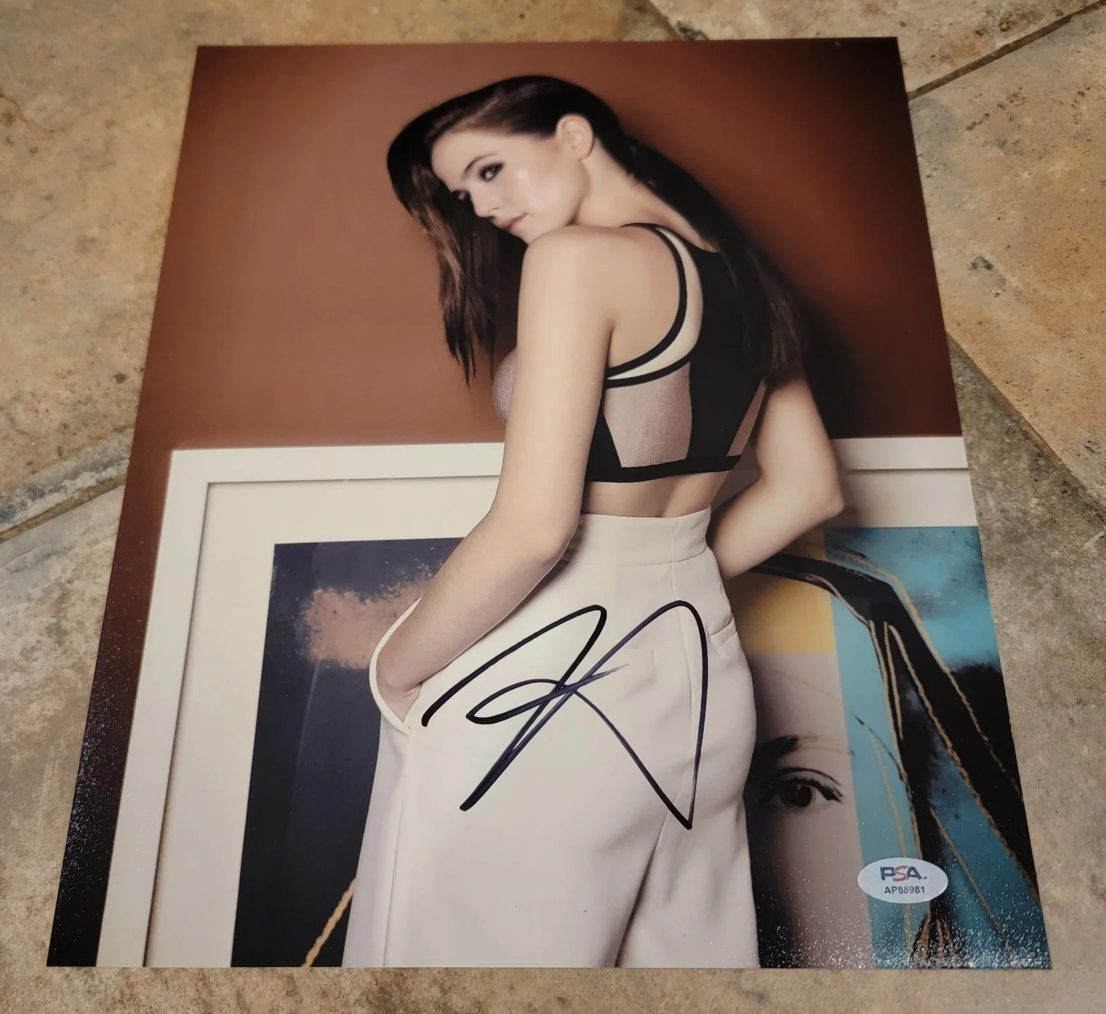 Zoey Deutch — Zoey Deutch signed 11x14 Photo PSA DNA Autograph photoshoot cute