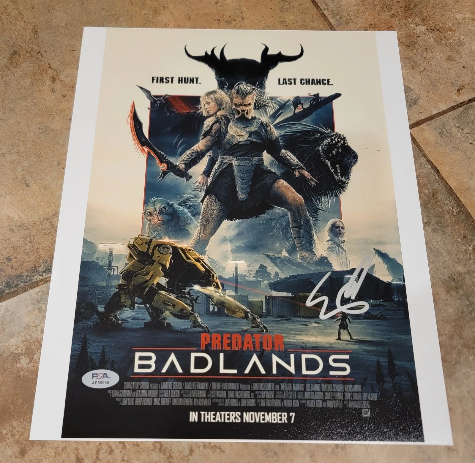 Elle Fanning — Elle Fanning signed 11x14 Photo PSA DNA Autograph Predator Badlands AP88985