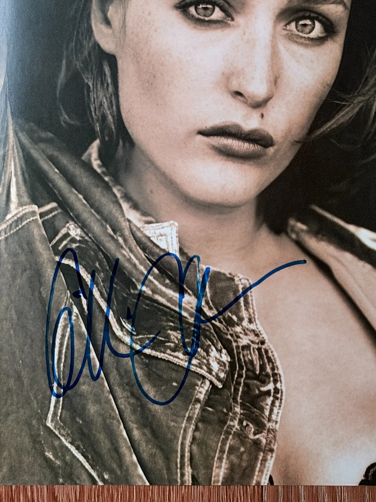 Gillian Anderson — Gillian Anderson Signed Large Herb Ritts Notorious Book Portrait X-Files Tron, изображение 2
