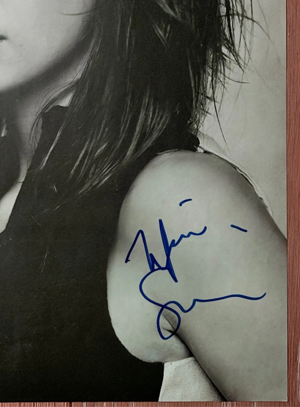 Miro Sorvino — Miro Sorvino Signed Large Herb Ritts Notorious Book Portrait Mighty Aphrodite, изображение 2