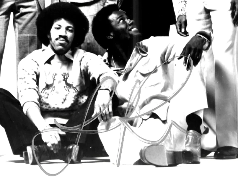 Commodores' 8x10 b&w promo photo signed by Lionel Ritchie, изображение 2