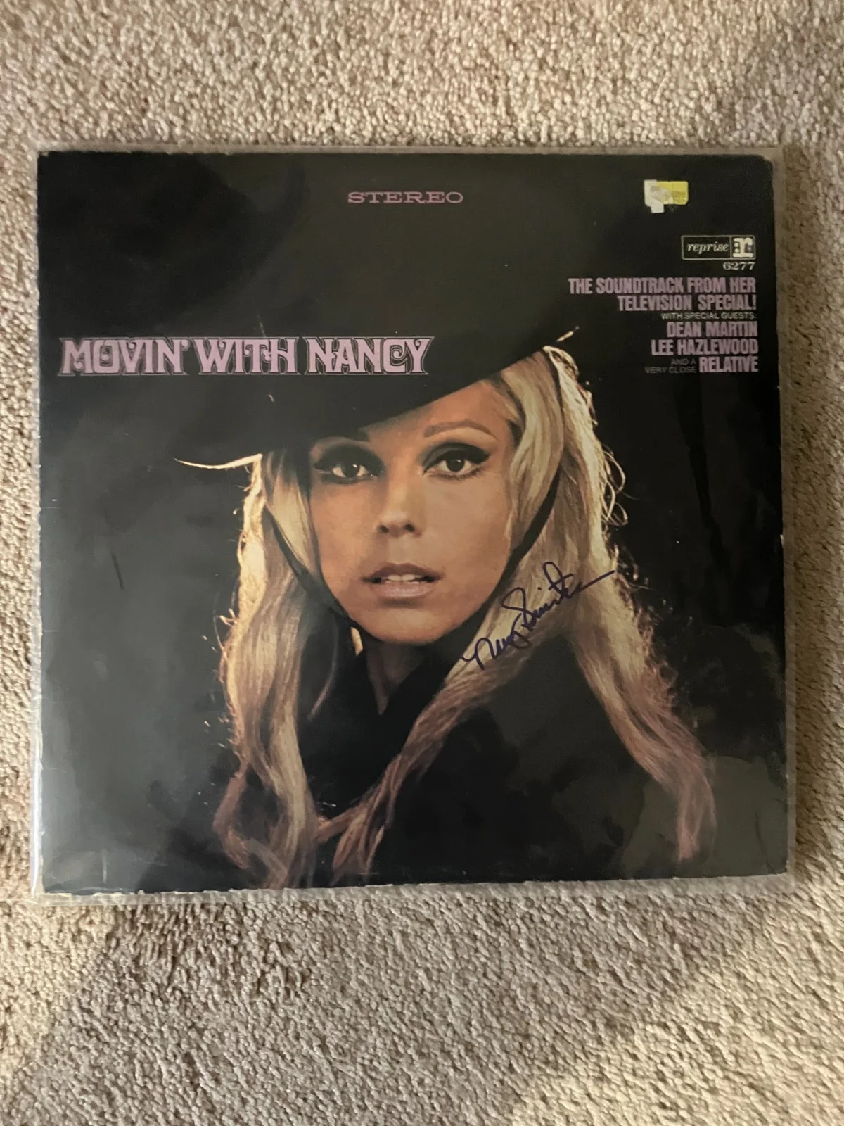NANCY SINATRA SIGNED AUTOGRAPHED ALBUM COVER WITH PSA/DNA LOA, изображение 3
