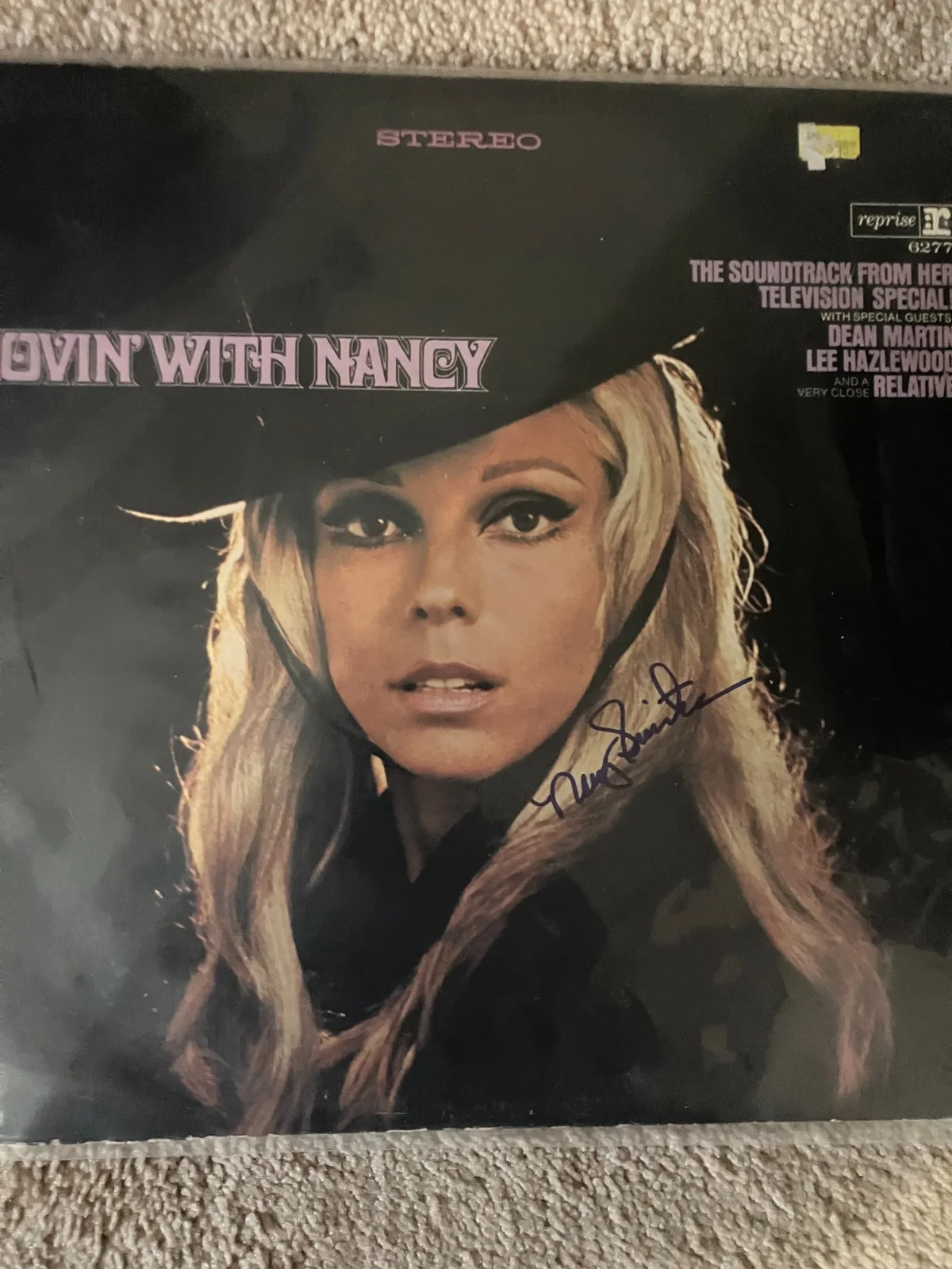 NANCY SINATRA SIGNED AUTOGRAPHED ALBUM COVER WITH PSA/DNA LOA, изображение 5
