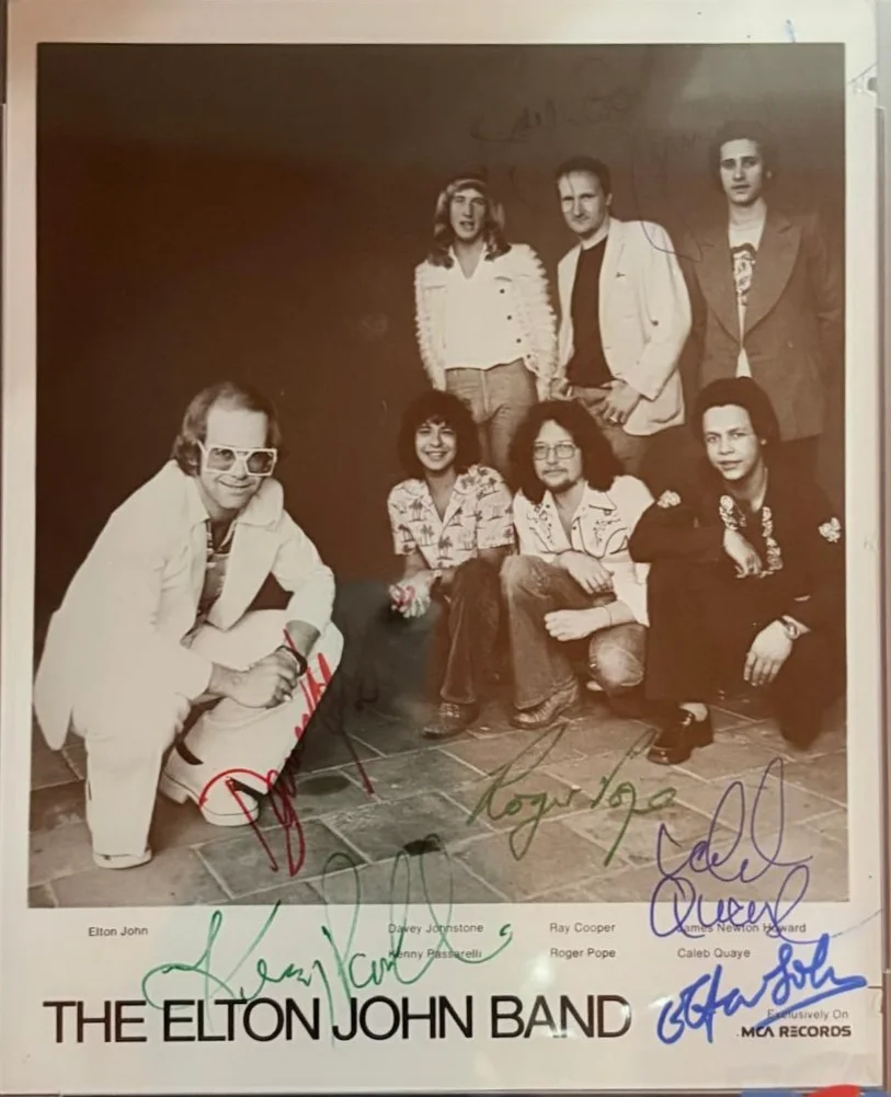 ELTON JOHN, COOPER, NEWTON, JOHNSTONE, PASSARELLI, POPE, QUAYE — THE ELTON JOHN BAND SIGNED AUTOGRAPHED 8X10 PHOTO ENCAPSULATED ROCKETMAN PSA COA, изображение 2