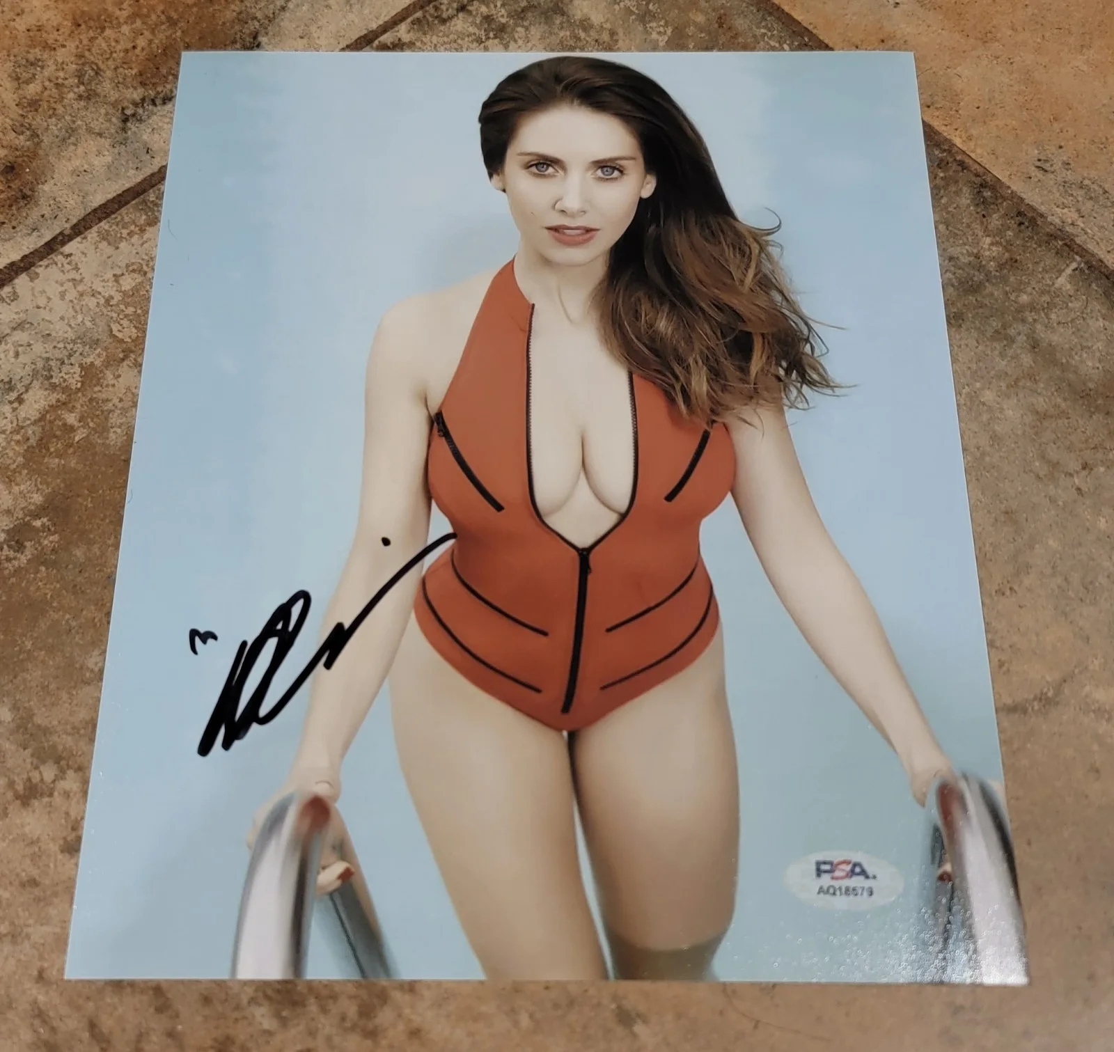Alison Brie — Alison Brie signed 8x10 photo autograph PSA DNA Photoshoot swimsuit hot sexy