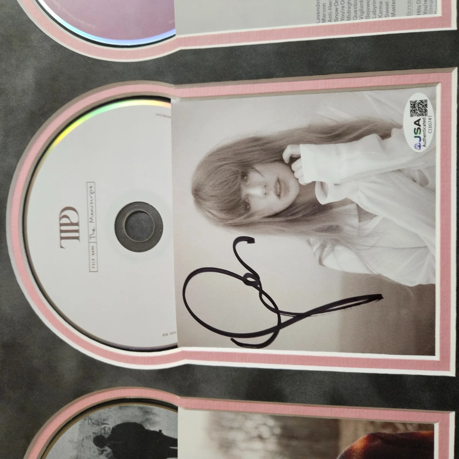 Taylor Swift Autographed All 12 CD Albums Framed JSA Signed Life of a Showgirl, изображение 3
