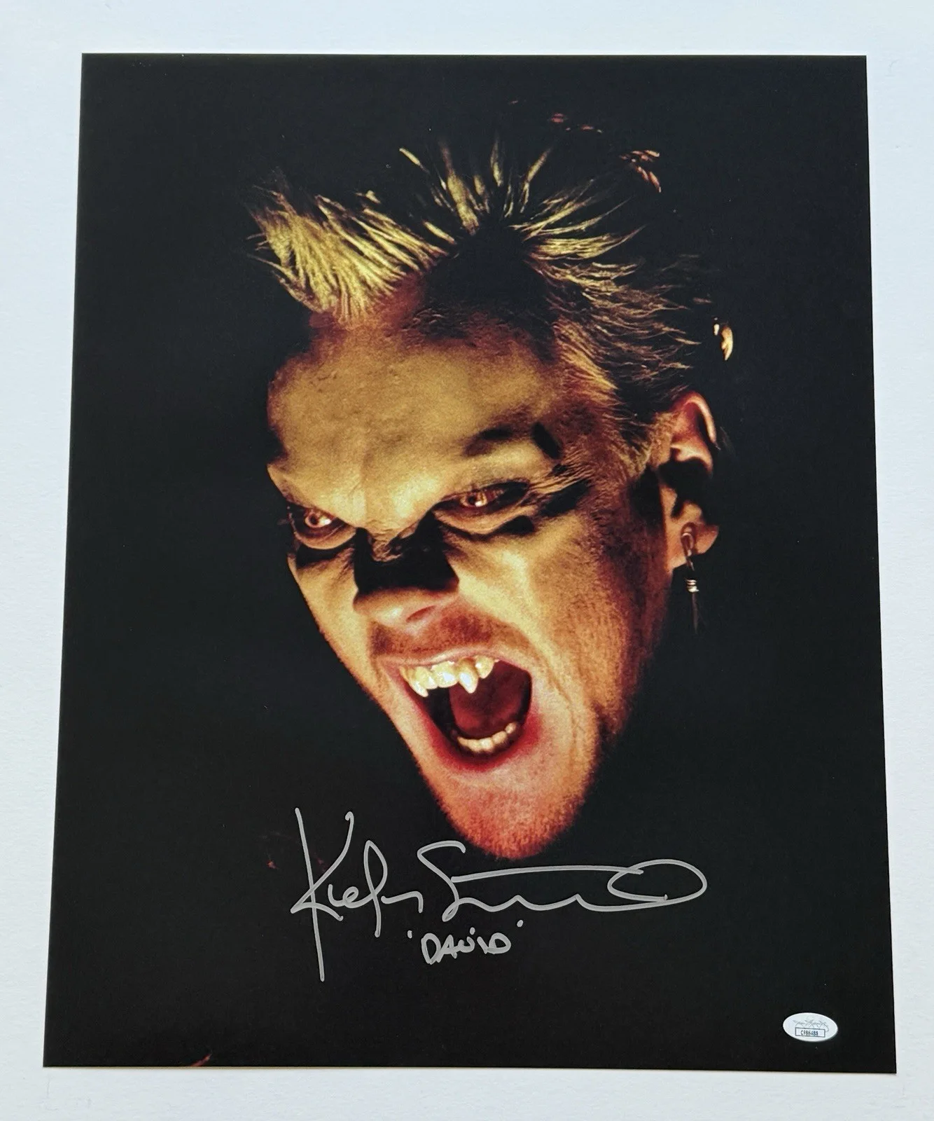 Kiefer Sutherland — Kiefer Sutherland SIGNED The Lost Boys 16x20 Photo EXACT PROOF JSA COA Actor A