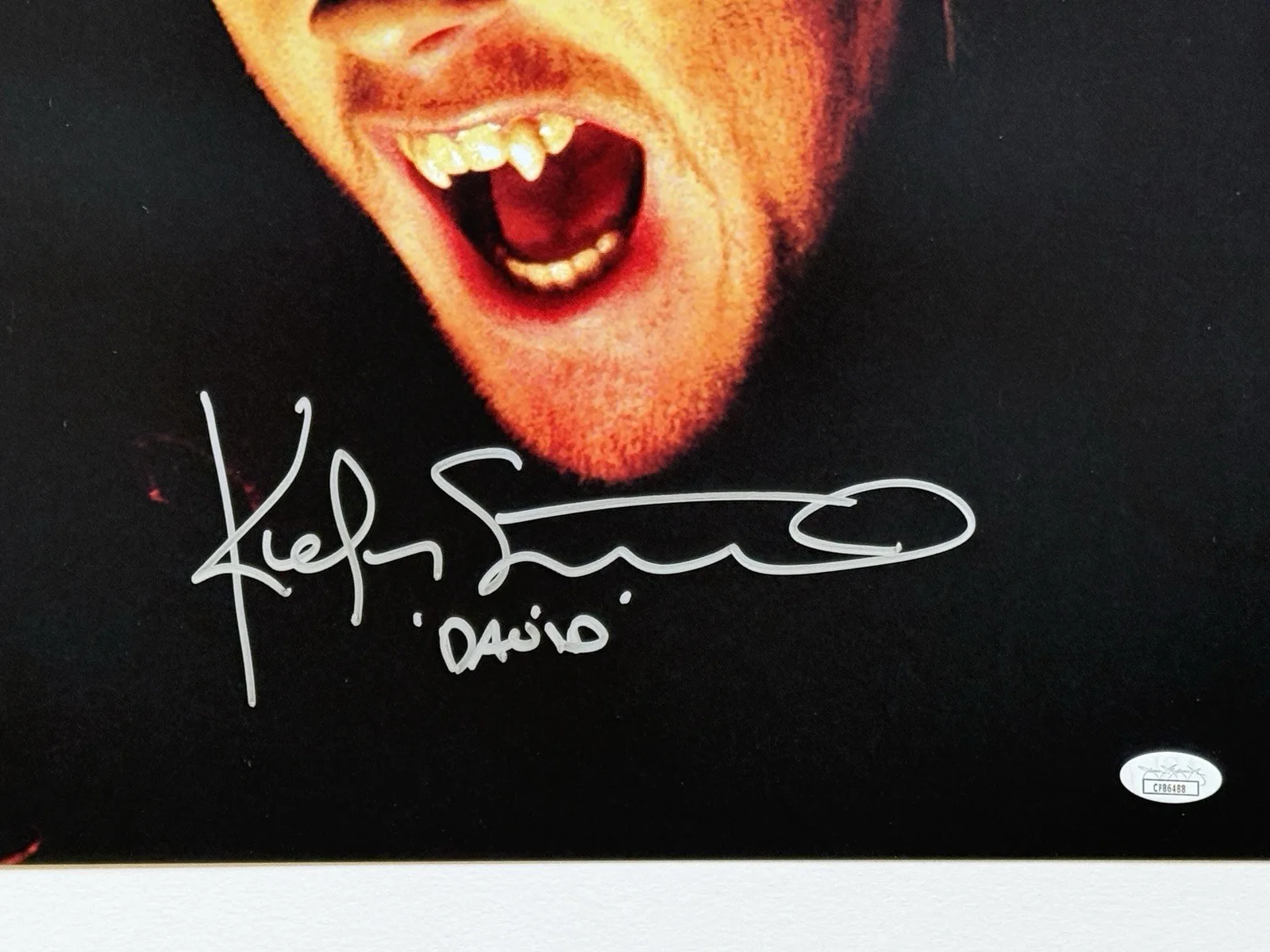 Kiefer Sutherland — Kiefer Sutherland SIGNED The Lost Boys 16x20 Photo EXACT PROOF JSA COA Actor A, изображение 2