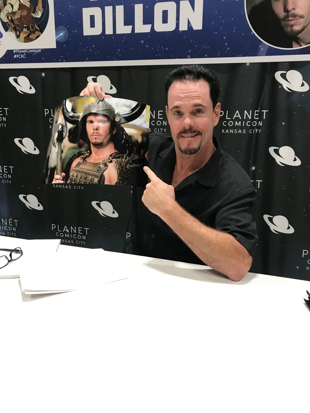 Kevin Dillon — Kevin Dillon Signed 12x18 Photo "VICTORY!" JSA COA from Private Signing, изображение 2