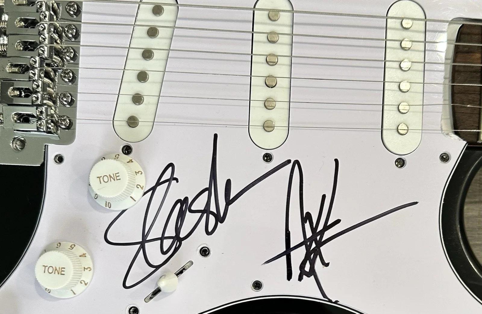 Guns N Roses Signed Guitar Axl & Slash Autograph Guitar Axl Slash Signed Guitar, изображение 3