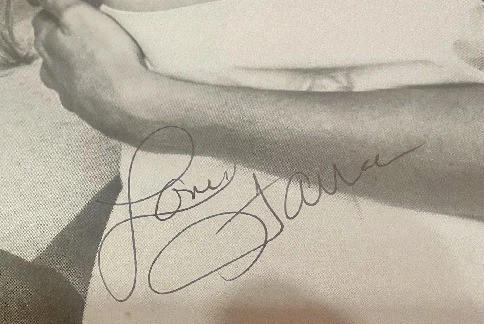 Farrah Fawcett — Farrah Faucett “Charley’s Angels”Signed Photo from magazine 8x10 JSA Certified, изображение 2