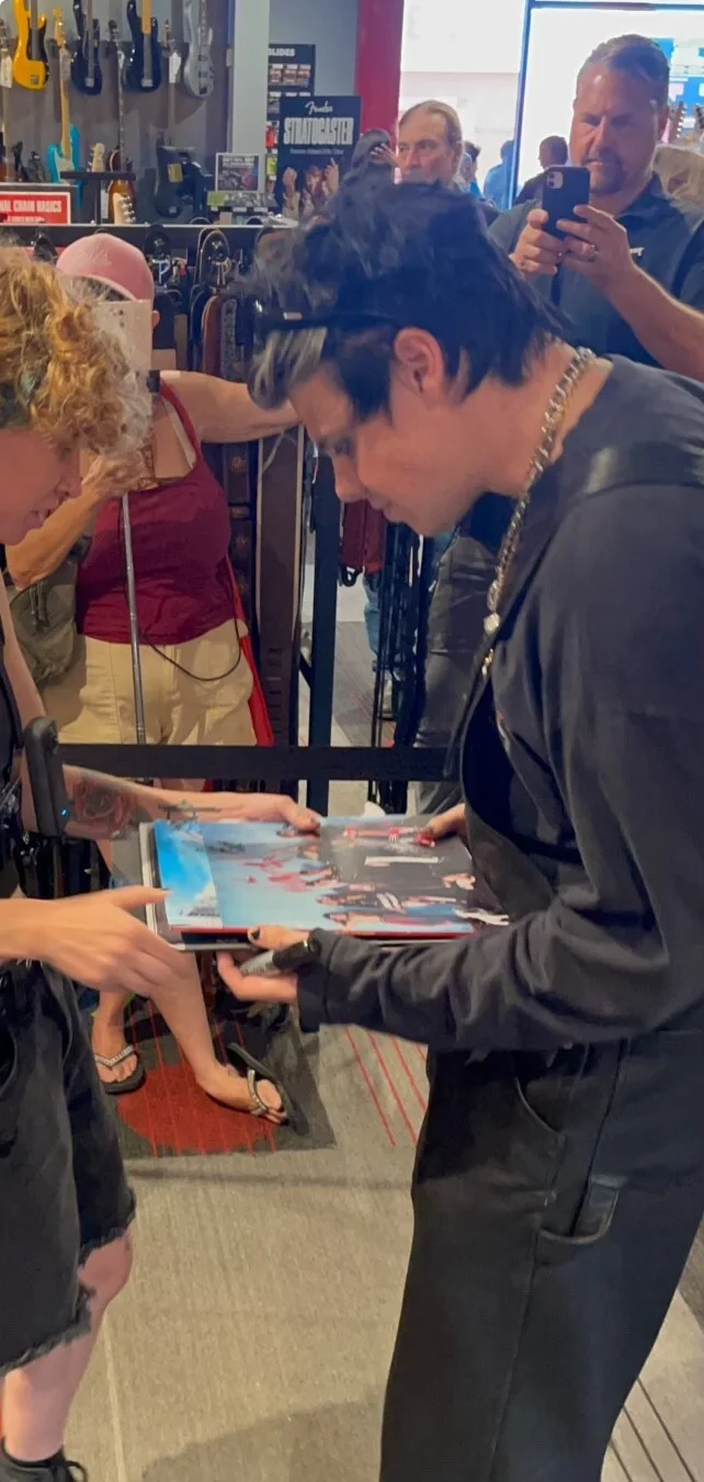 Yungblud Weird! Parents Abyss Signed Electric Guitar Autographed JSA Proof, изображение 4