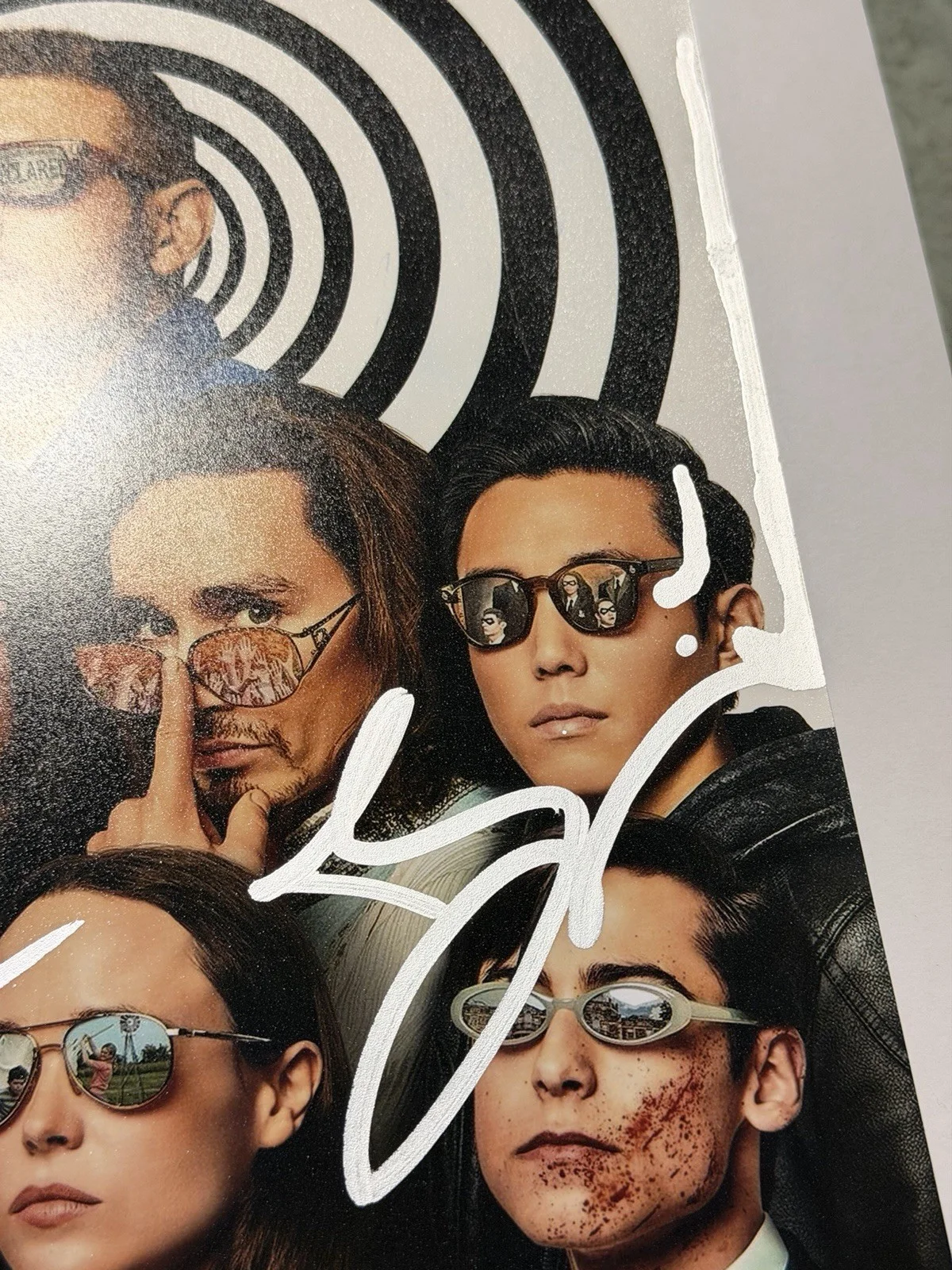Elliot Page and Justin H. Min signed 8x10 The Umbrella Academy no coa, изображение 3