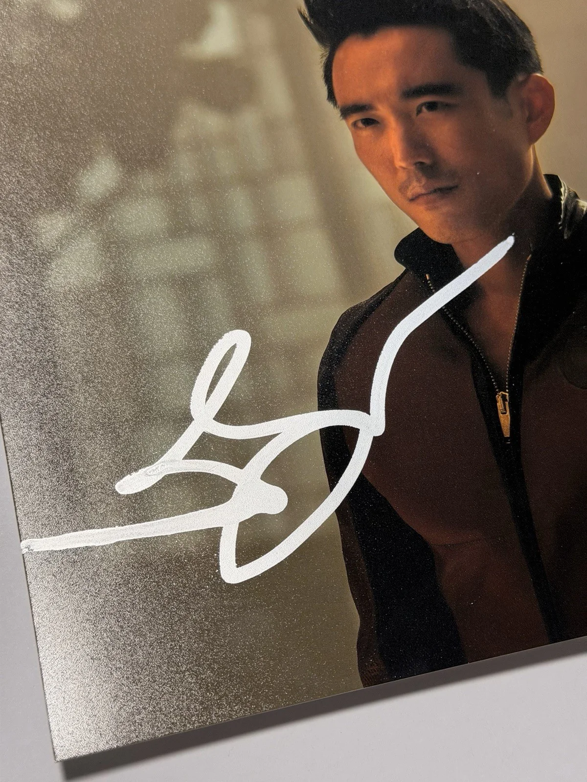 Justin H. Min Signed 8x10 The Umbrella Academy no coa, изображение 2
