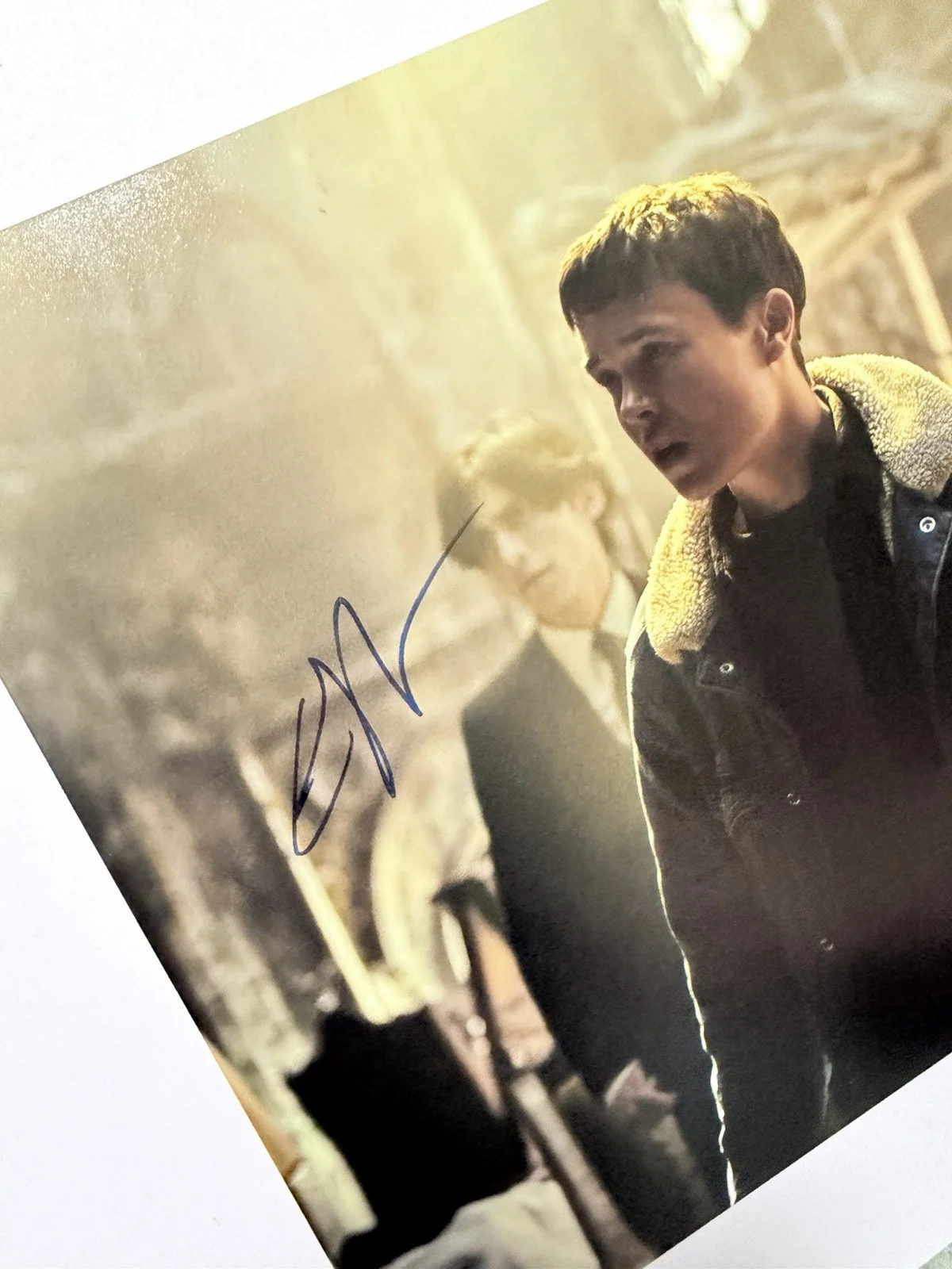 Elliot Page Signed 8x10 The Umbrella Academy no coa, image 2