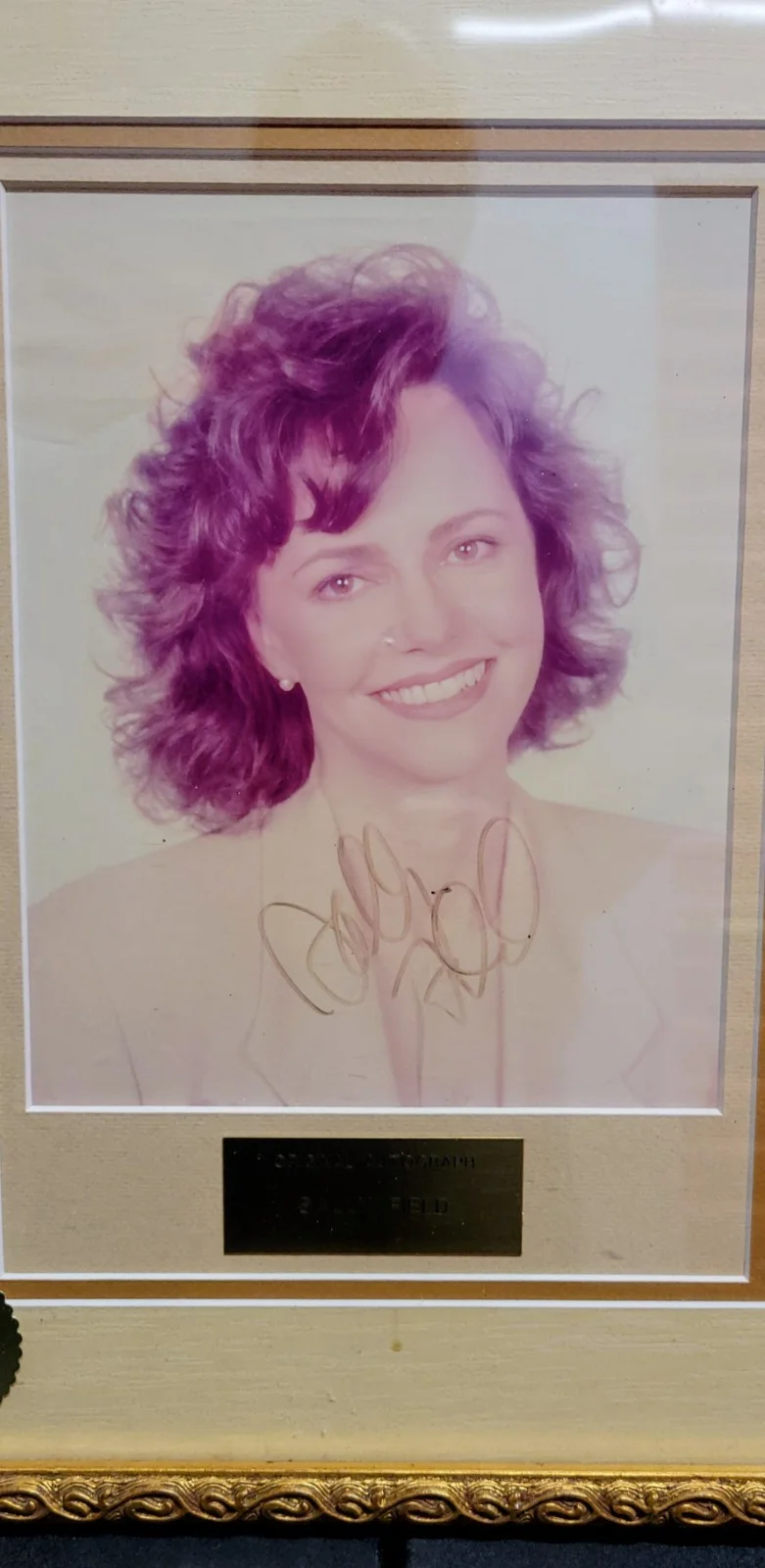 Sally Fields — Vintage SALLY FIELDS Signed Autographed Photo Photograph Walt Disney COA, изображение 2