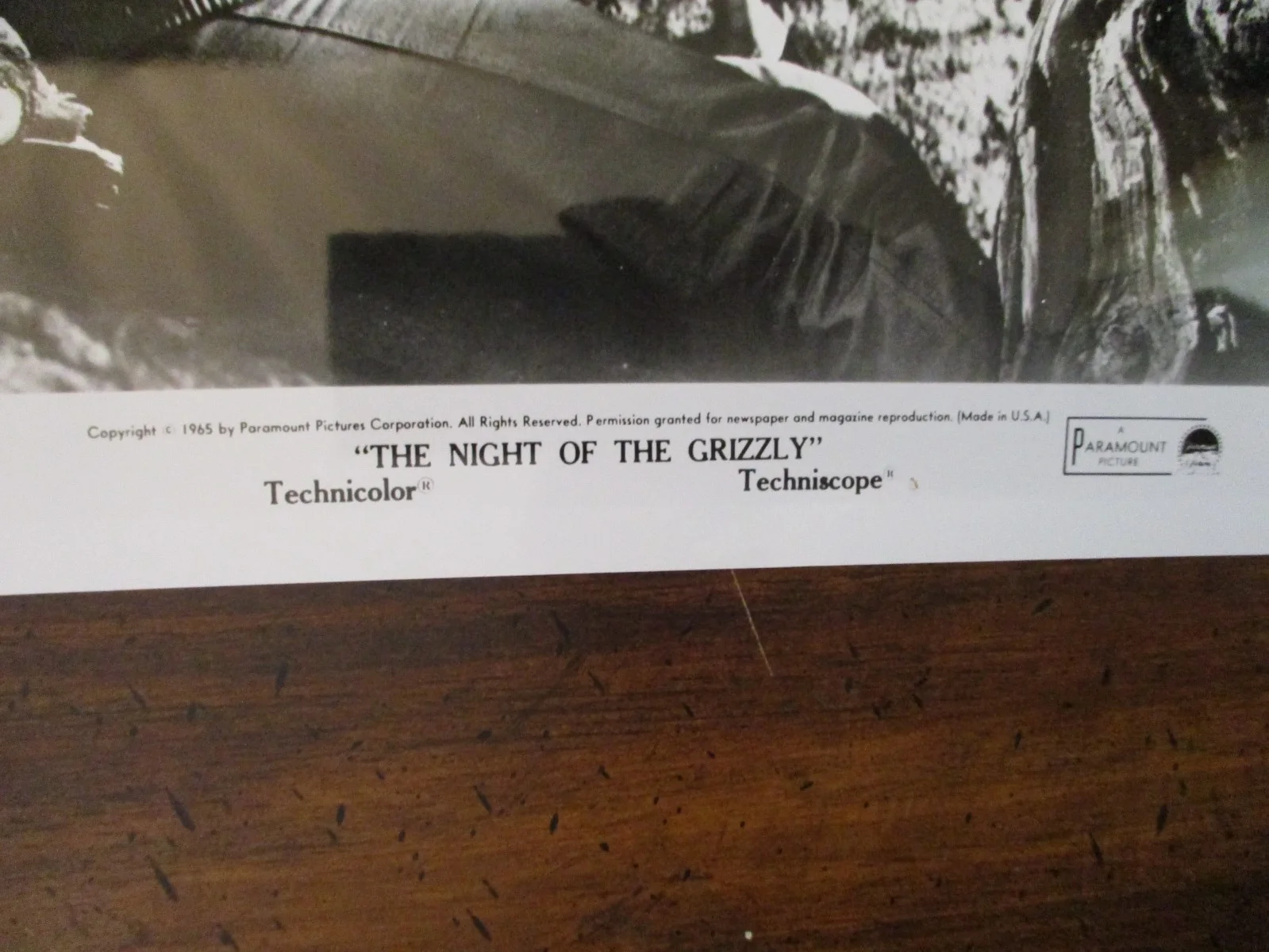 Clint Walker(THE NIGHT OF THE GRIZZLY)1966 10 x 8 Glossy Black/White Press Photo, изображение 2