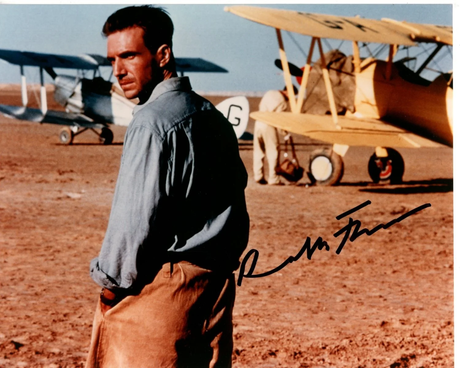 Ralph Fiennes — RALPH FIENNES Signed 8x10 THE ENGLISH PATIENT Photo w/ Hologram COA