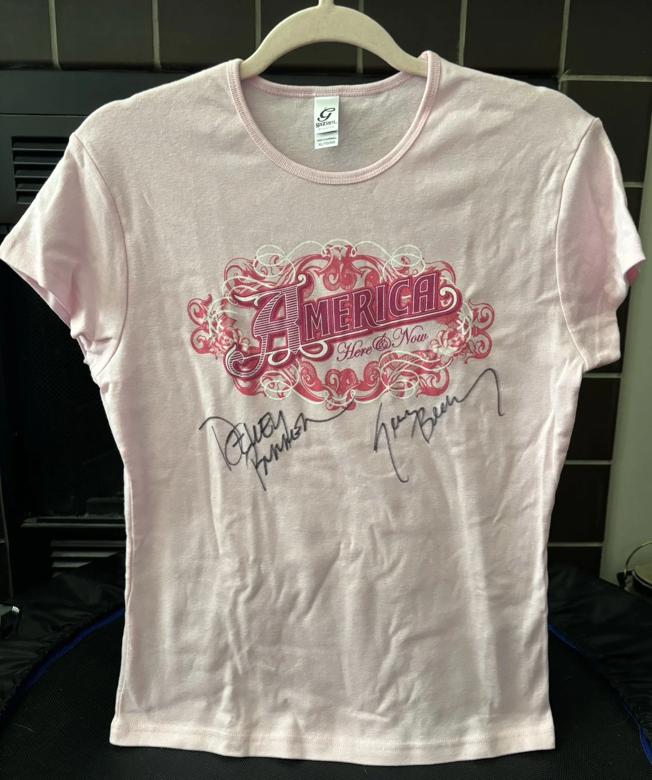 America Concert T-shirt Autographed by Dewey and Gerry-Here and Now-New Size XL, изображение 2