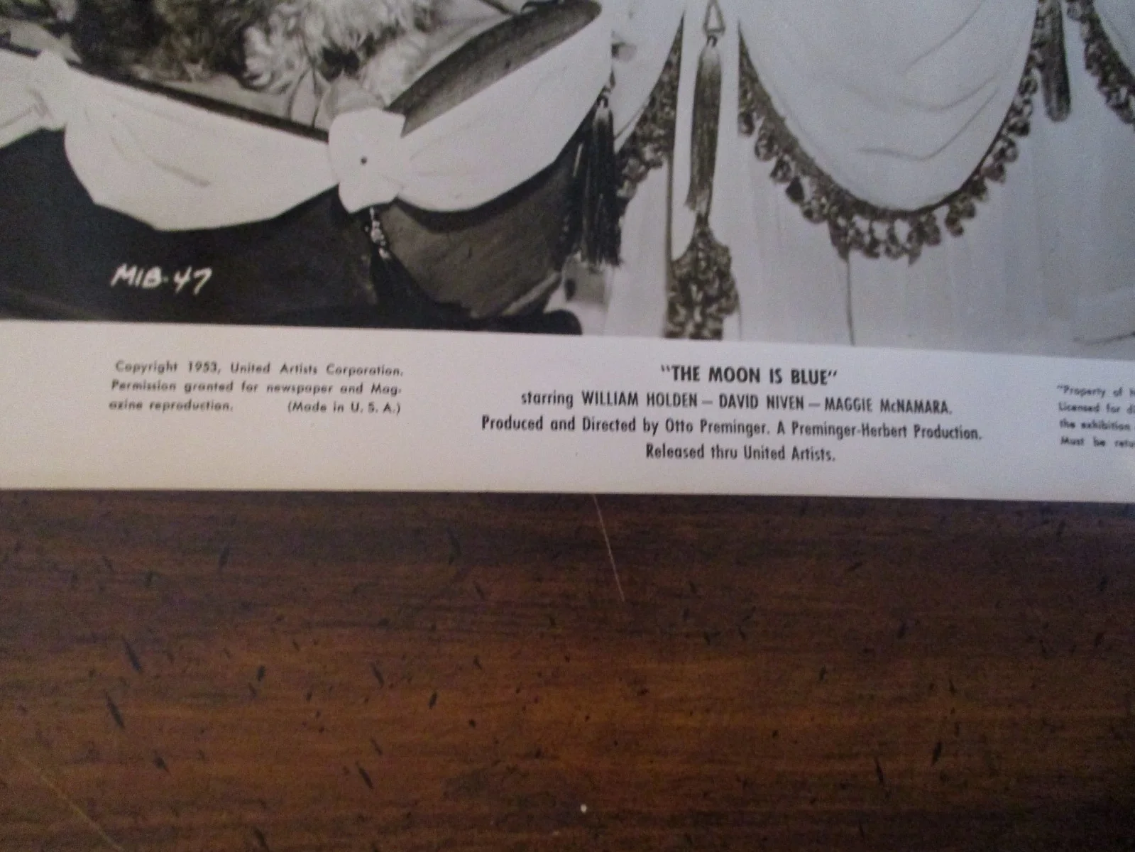 ("THE MOON IS BLUE") Dawn Addams/1960 10 x 8 Glossy Black & White Press Photo, изображение 2