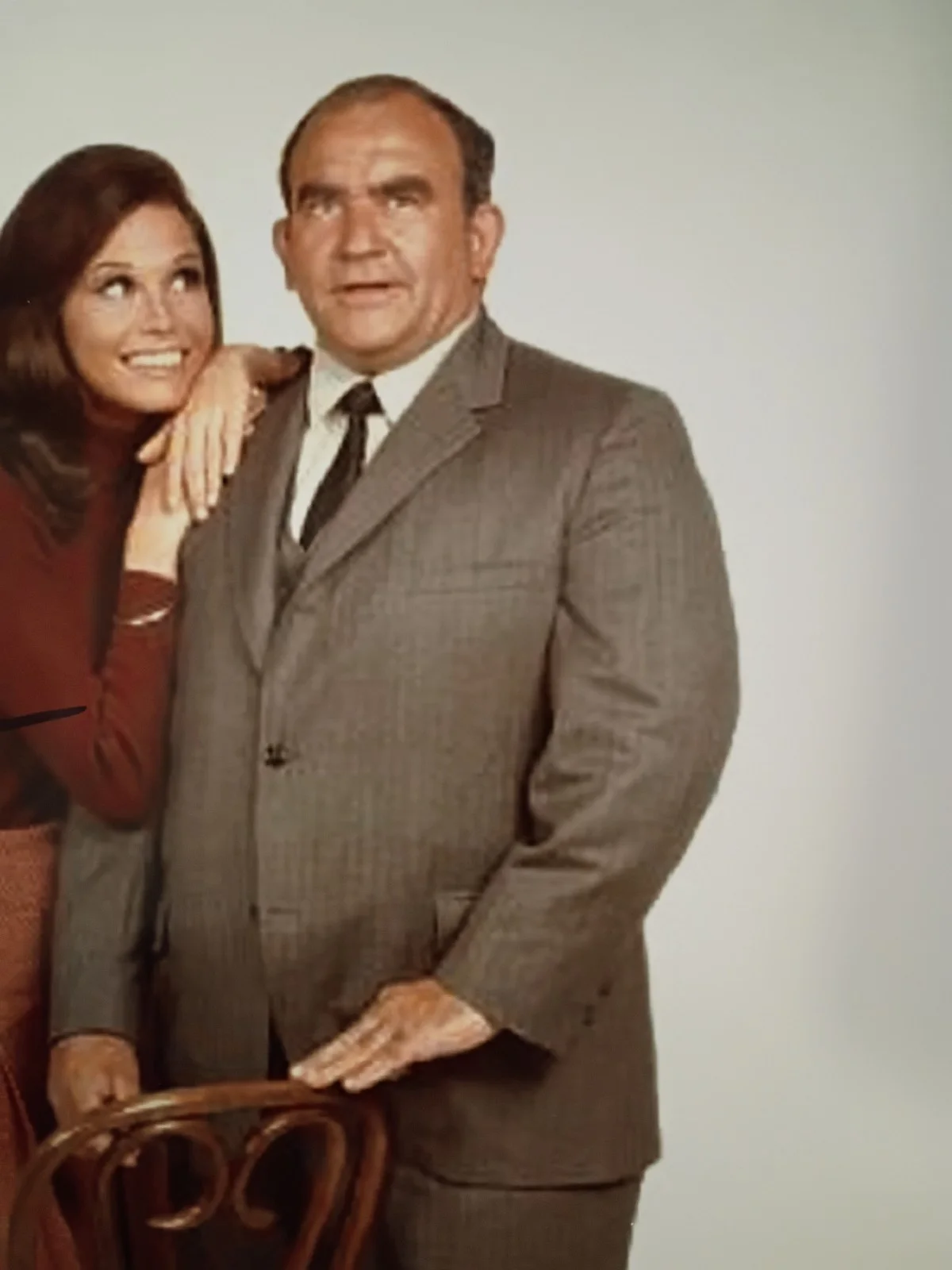 Ed Asner — Ed Asner Lou Grant Elf signed 8x10 photo COA W/Matching Numbered Sticker, изображение 2