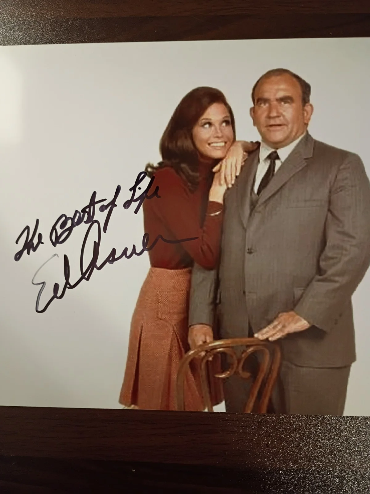 Ed Asner — Ed Asner Lou Grant Elf signed 8x10 photo COA W/Matching Numbered Sticker, изображение 4