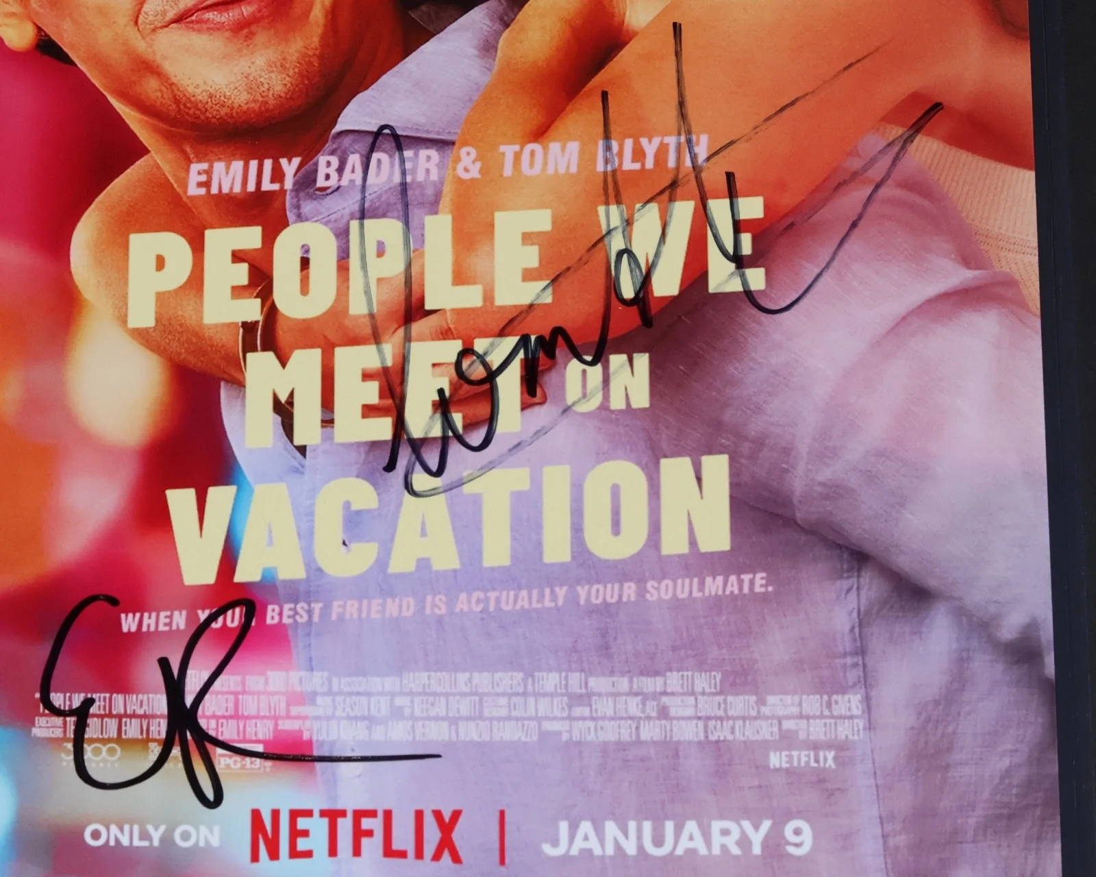 Tom Blyth, Emily Bader — TOM BLYTH & EMILY BADER Signed PEOPLE WE MEET ON VACATION 8x10 PHOTO + PROOF, изображение 2