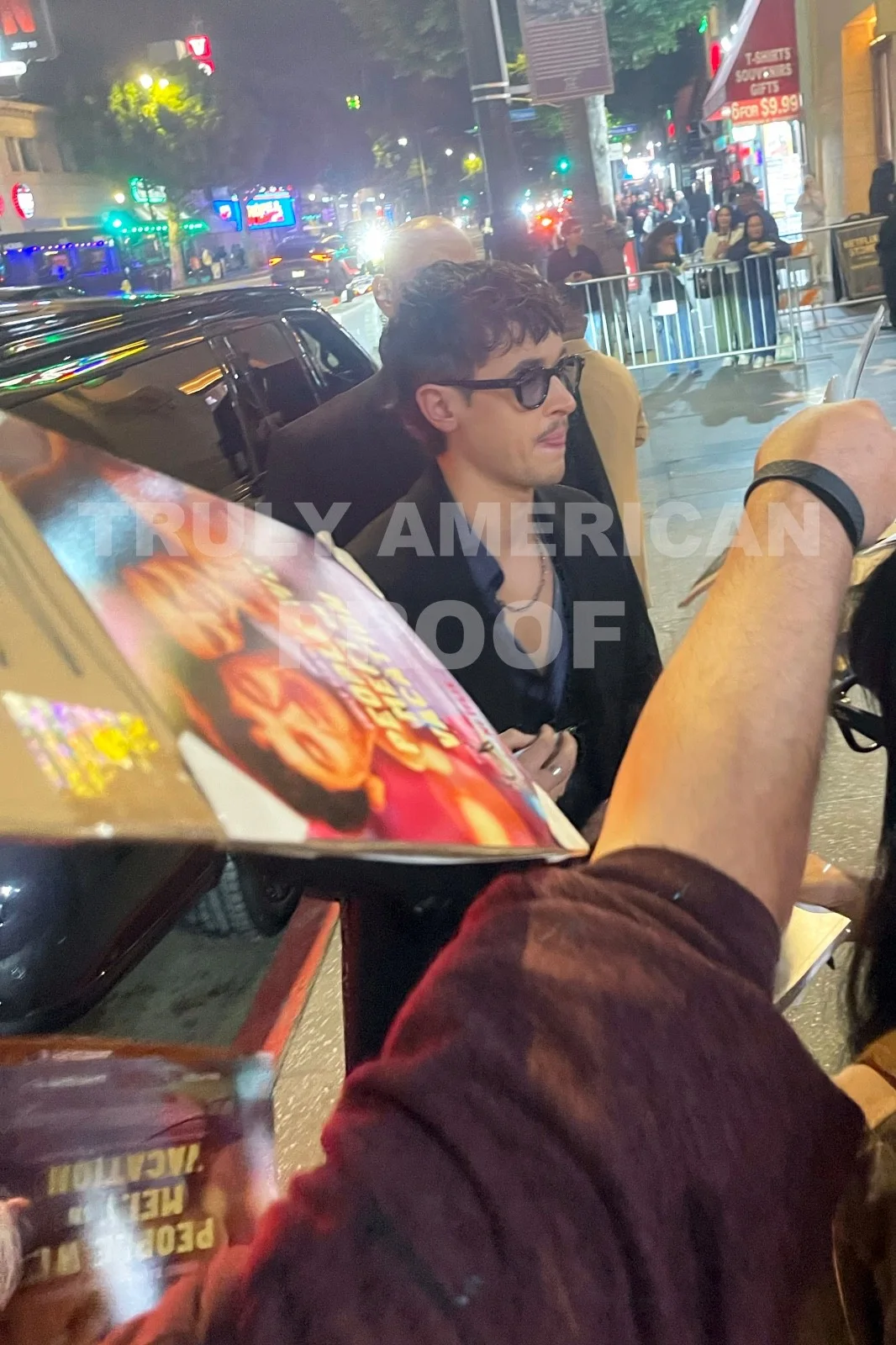 Tom Blyth, Emily Bader — TOM BLYTH & EMILY BADER Signed PEOPLE WE MEET ON VACATION 8x10 PHOTO + PROOF, изображение 5