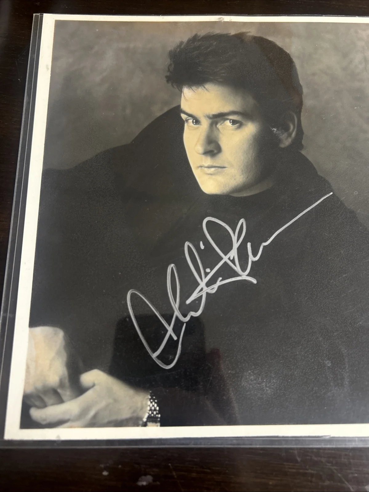 Charlie Sheen Signed Photo Autograph 9x8 Picture In Plastic, image 2