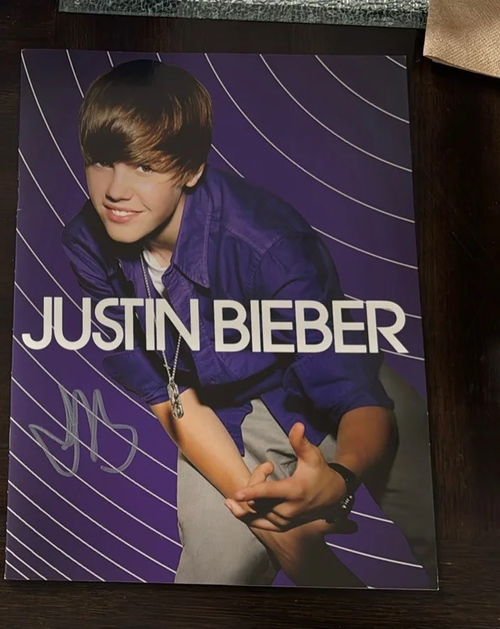 Justin Bieber — Justin Bieber Signed Autograph My World Concert Tour Program Photo Book Beckett