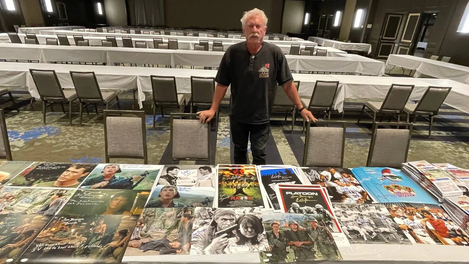 Tom Berenger — Tom Berenger Signed 11x14 Photo "I caca dau Vee Cee!" JSA COA Private Signing, изображение 2