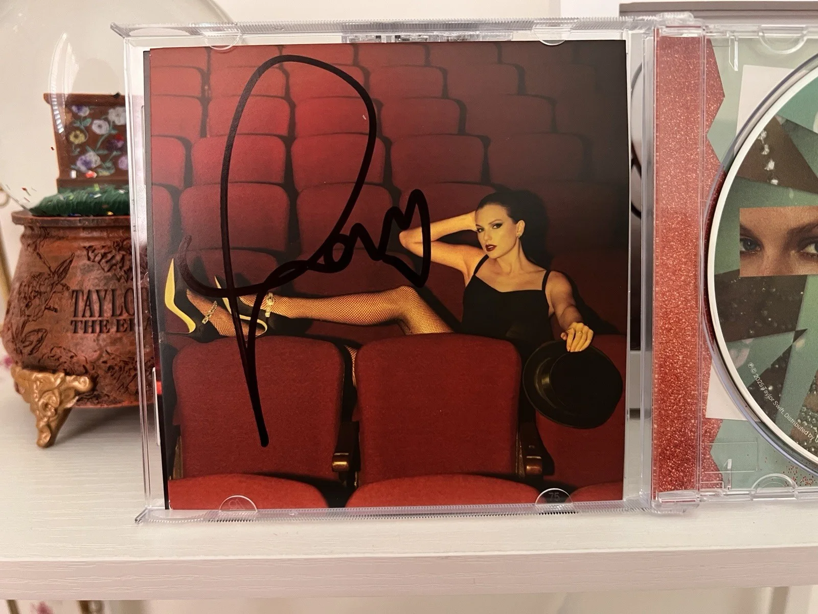 Taylor Swift The Life Of A Showgirl CD + Hand Signed Photo 4, изображение 4