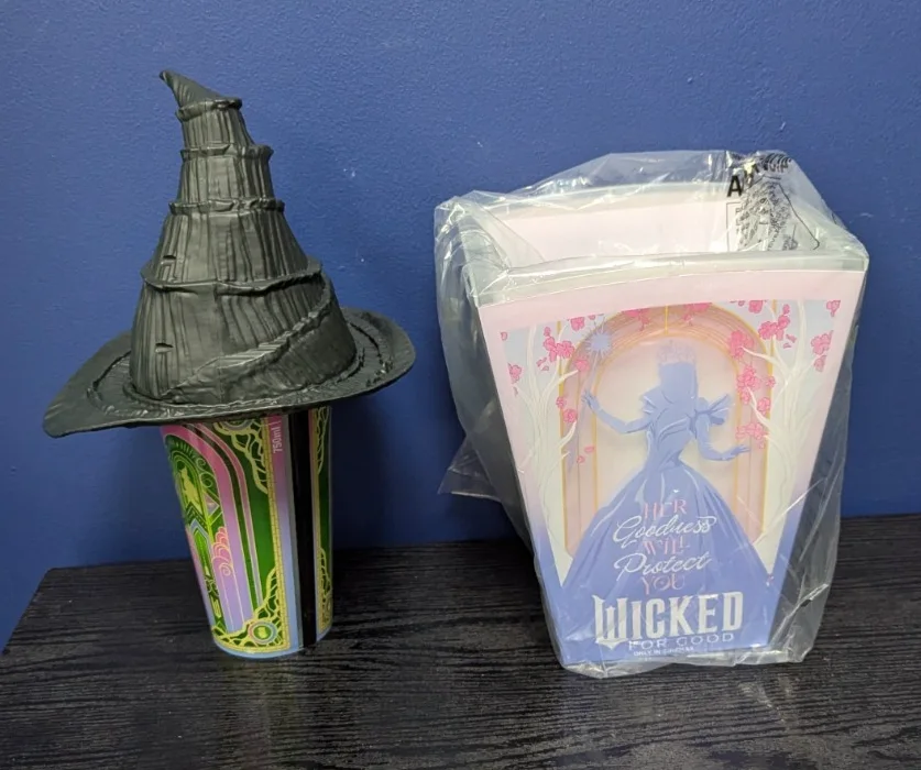 Wicked For Good LED Popcorn Bucket and Cinema Elphaba Witch Hat Cup - New -, изображение 2