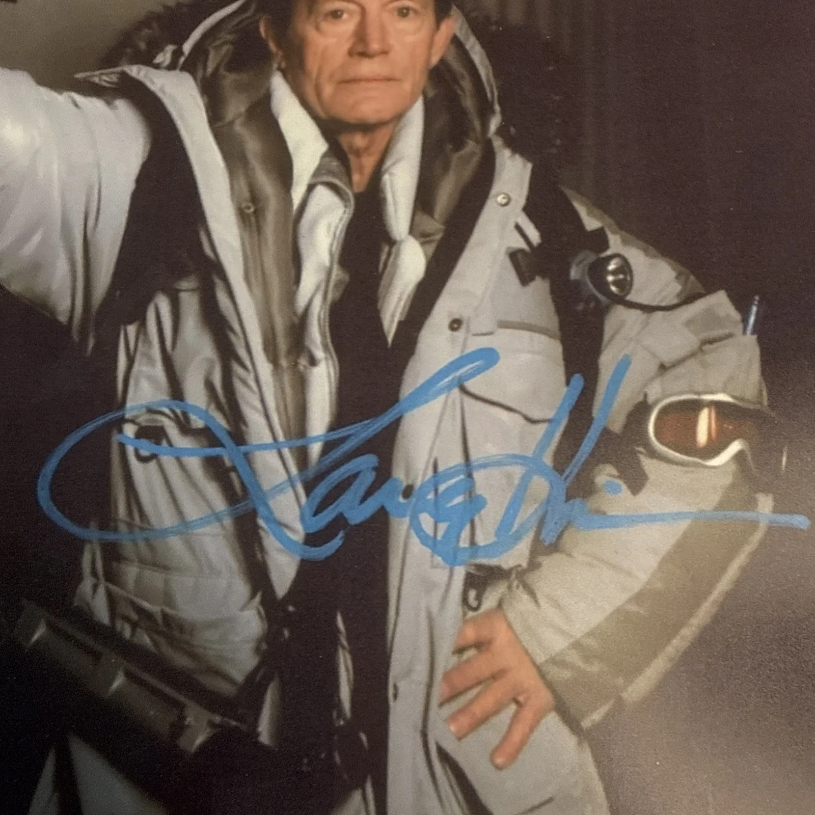 Lance Henriksen — Lance Henriksen Autographed 2004 Alien vs Predator Bishop 8x10 Photo, image 2