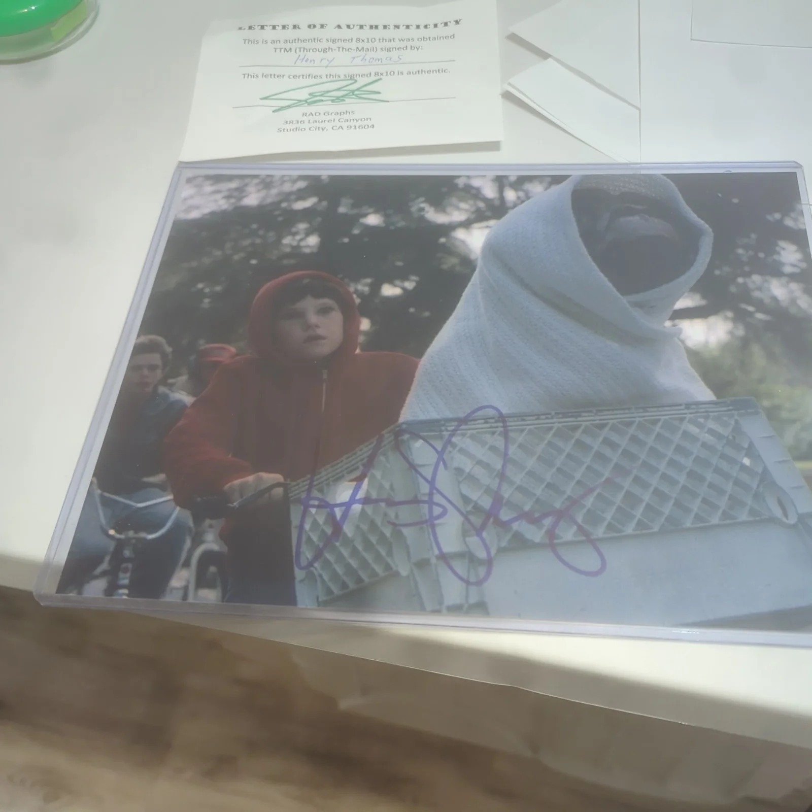 HENRY THOMAS — HENRY THOMAS Autographed Original 8x10 Photo Letter of Authenticity Elliot