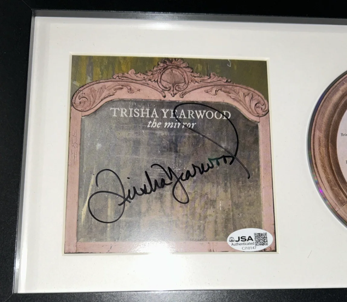 Trisha Yearwood Signed The Mirror CD Cover AUTOGRAPHED JSA COA Framed Display, изображение 2