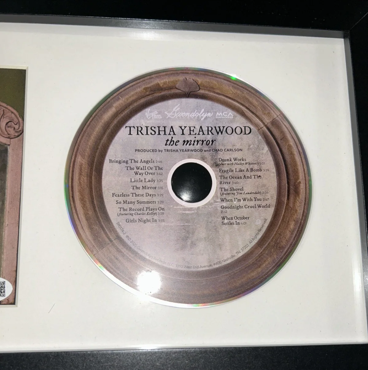 Trisha Yearwood Signed The Mirror CD Cover AUTOGRAPHED JSA COA Framed Display, изображение 3