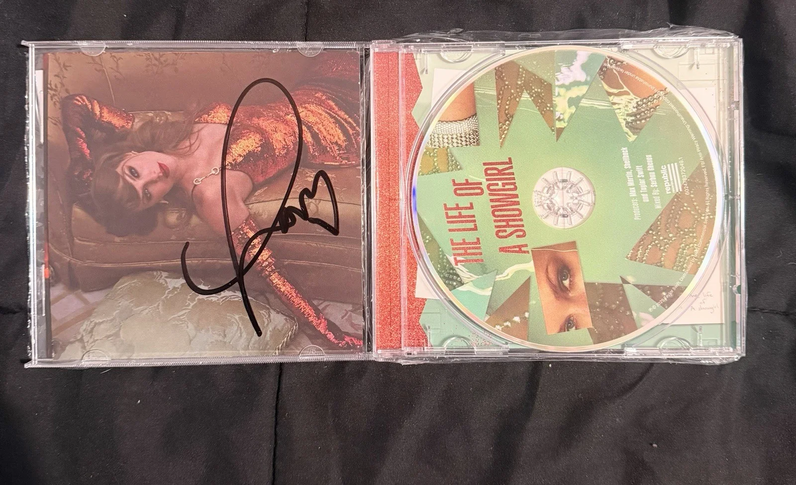 Taylor Swift signed The Life of a Showgirl CD photo #2, изображение 2