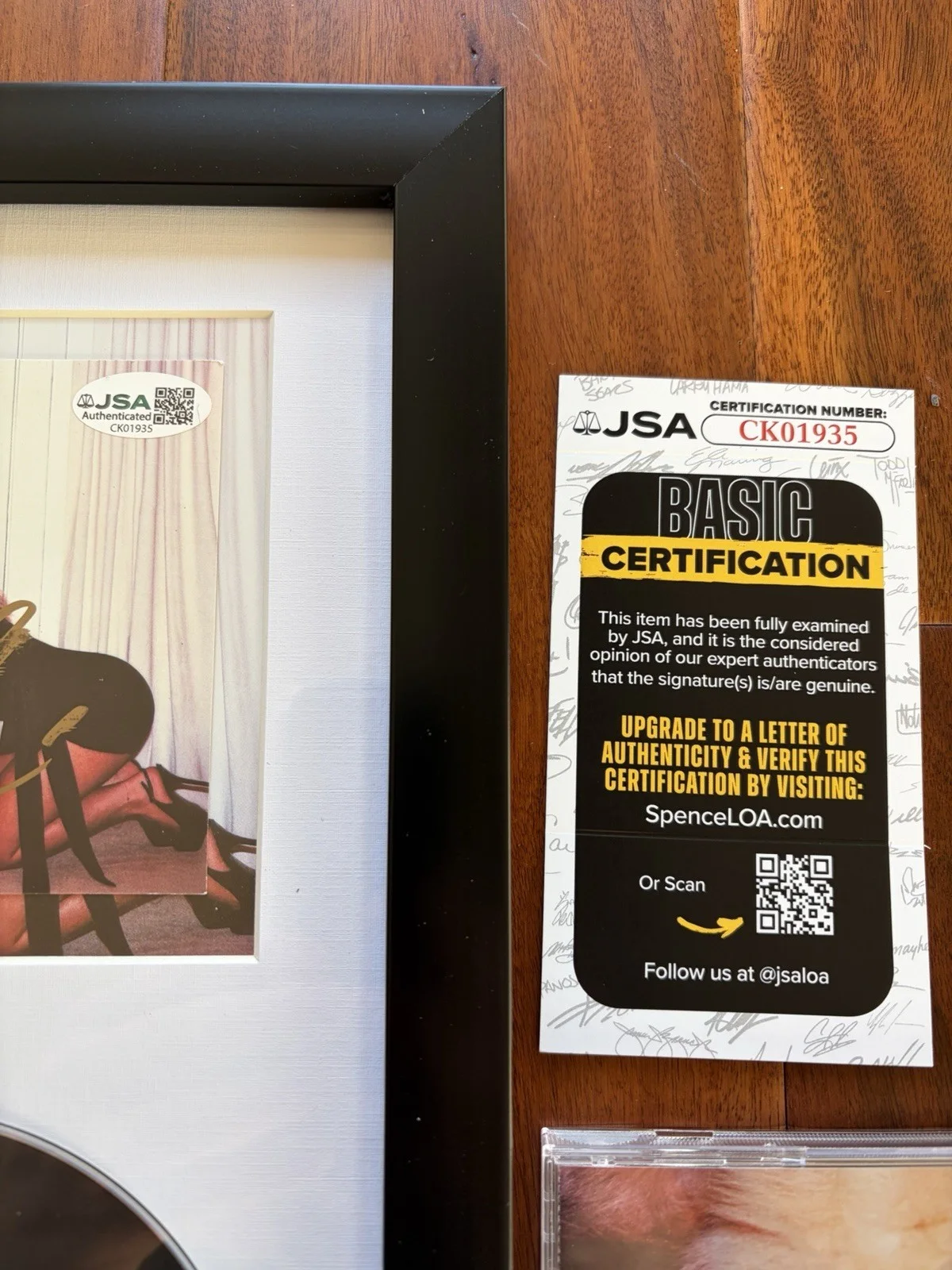 AUTHENTIC Sabrina Carpenter Man’s Best Friend FRAMED Signed CD Cover JSA COA, image 3