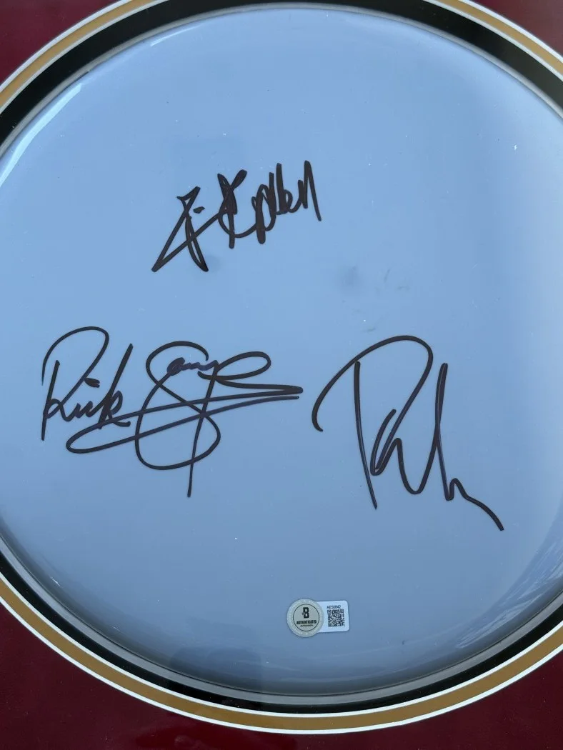 Def Leppard Autographed Drumhead CD Booklet Joe Elliot Rick Savage +3 Framed BAS, изображение 2