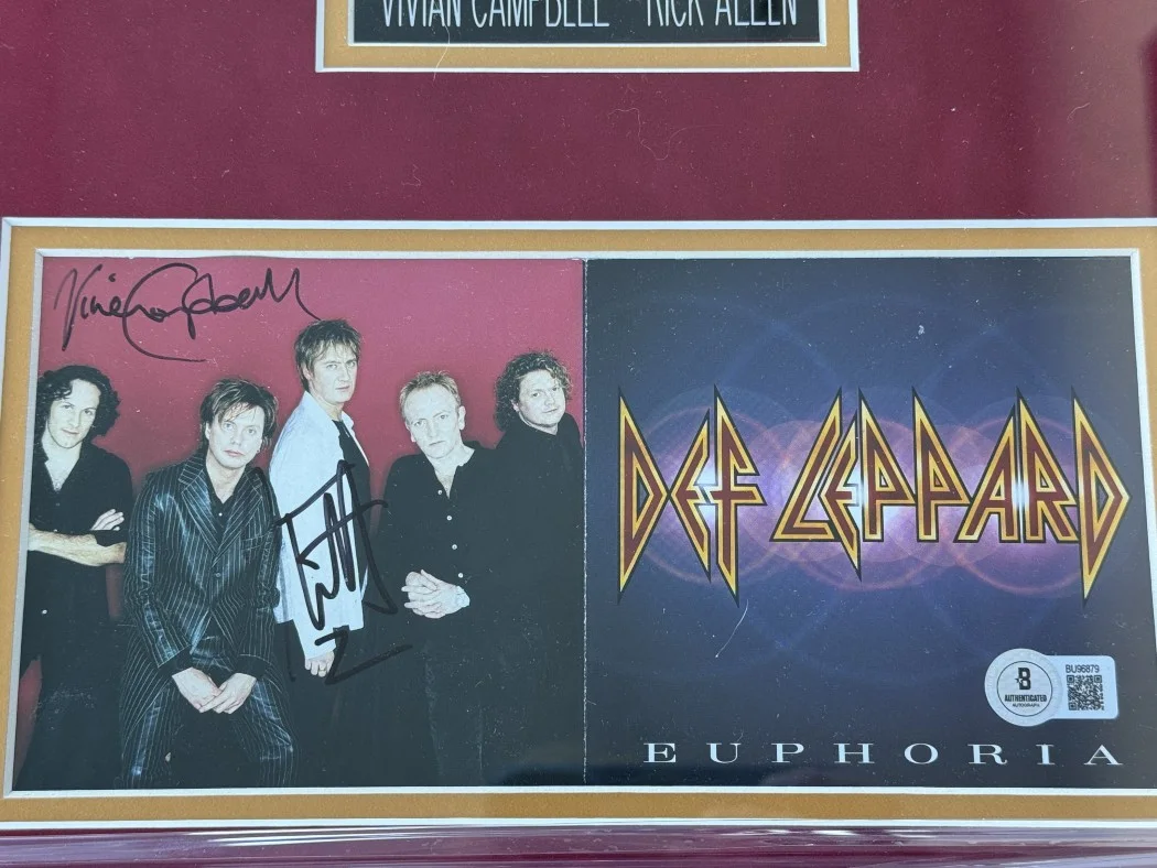 Def Leppard Autographed Drumhead CD Booklet Joe Elliot Rick Savage +3 Framed BAS, изображение 4