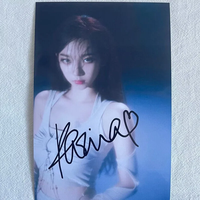 KARINA — AESPA KARINA Autographed Photo Autographs Hand Signed Photo 4*6 inches, изображение 2