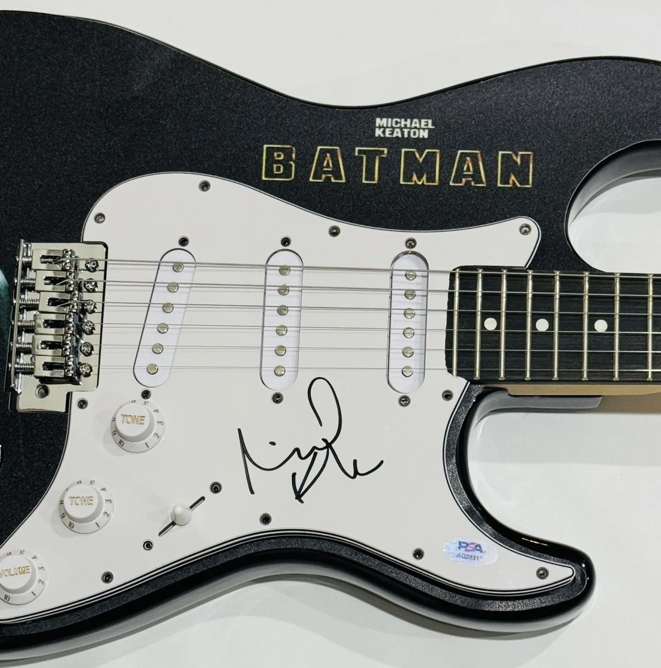 MICHAEL KEATON SIGNED CUSTOM BATMAN ELECTRIC GUITAR VERY RARE PSA COA, изображение 2